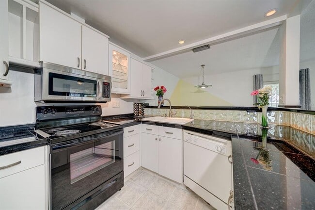 Building Photo - 7223 San Luis Ct