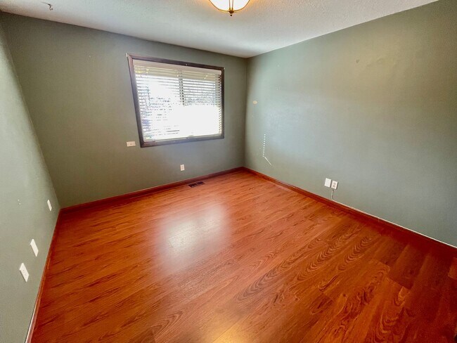 Building Photo - Sprawling 5bd/3bath Split-Level Home | Sto...