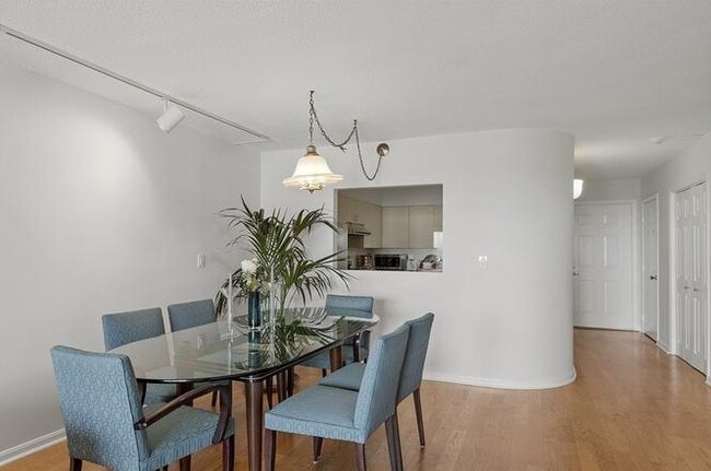 Building Photo - Alqiwz