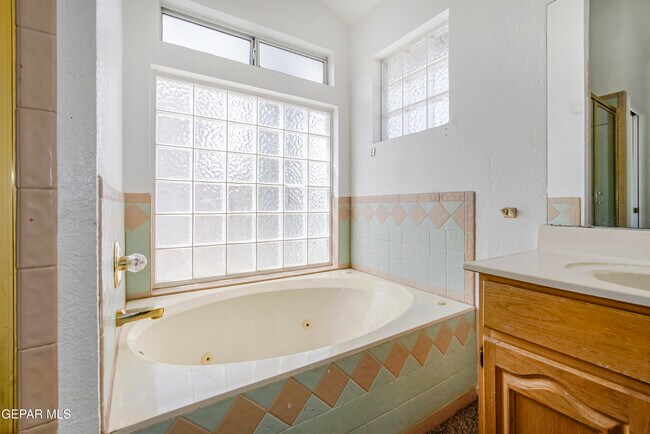 Building Photo - 908 Los Pinos Way
