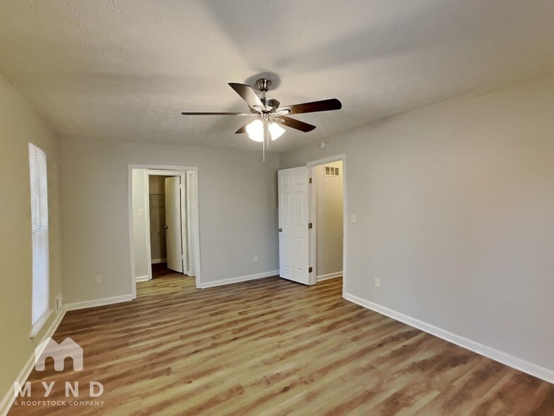 Building Photo - 3050 Brook Hollow Dr