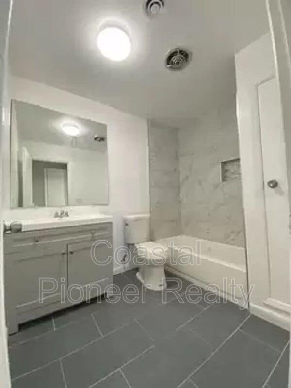 Building Photo - 1612 E 33rd Ave