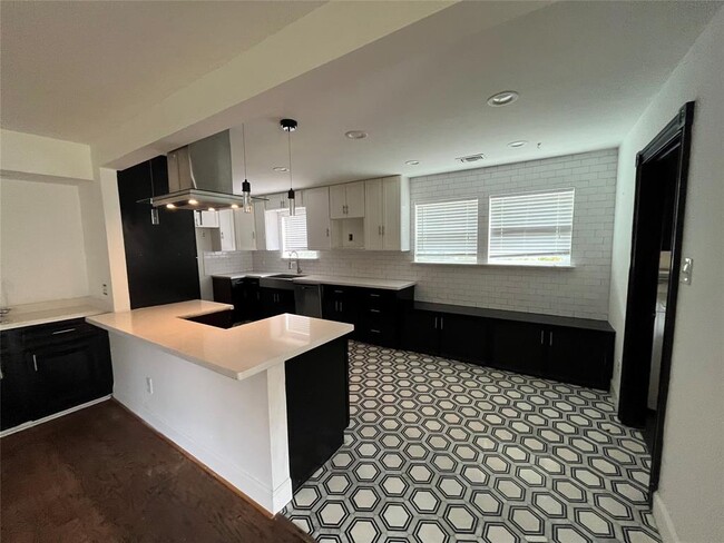 Building Photo - 2115 Redcliff Dr