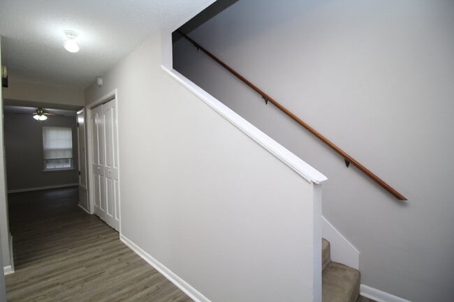 Building Photo - Two-story 2 bedroom townhouse in Northeast...