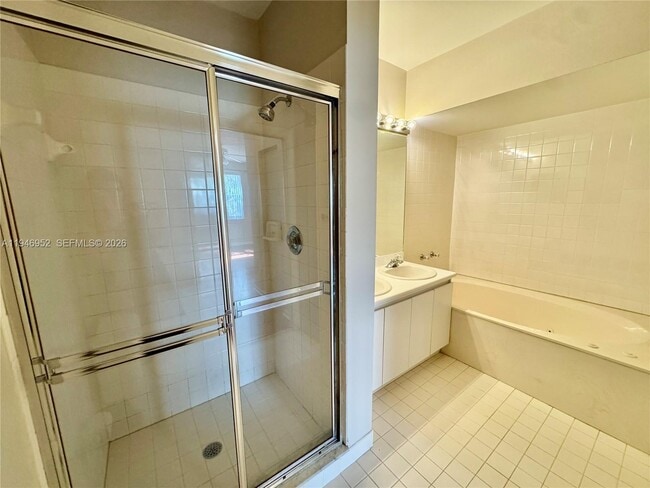 Building Photo - 549 Racquet Club Rd