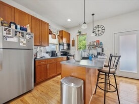 Building Photo - 928 S 15th St