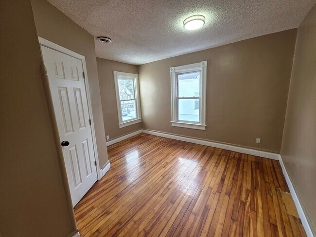 Building Photo - 184 King St