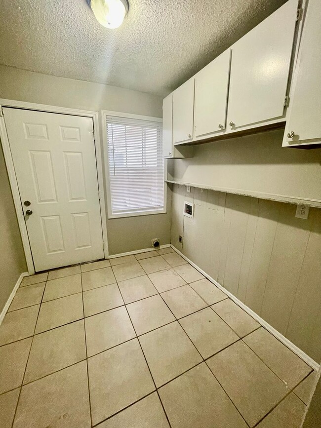 Building Photo - Cozy 4 bedroom, 2 bathroom home located in...