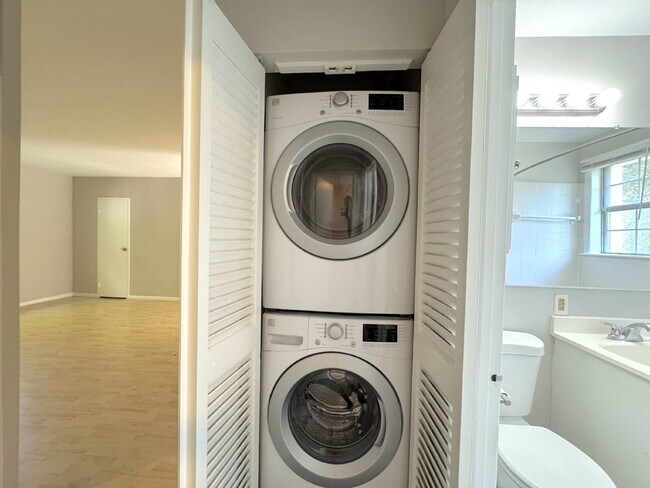 Building Photo - Welcome to this well-maintained top-floor condominium