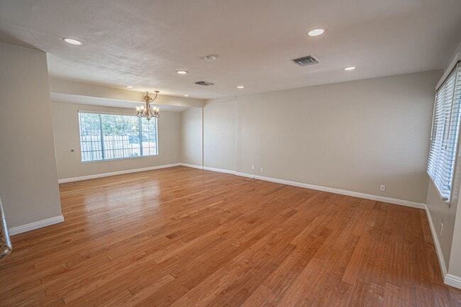 Building Photo - Charming 3-Bedroom Home for Rent in La Crescenta!