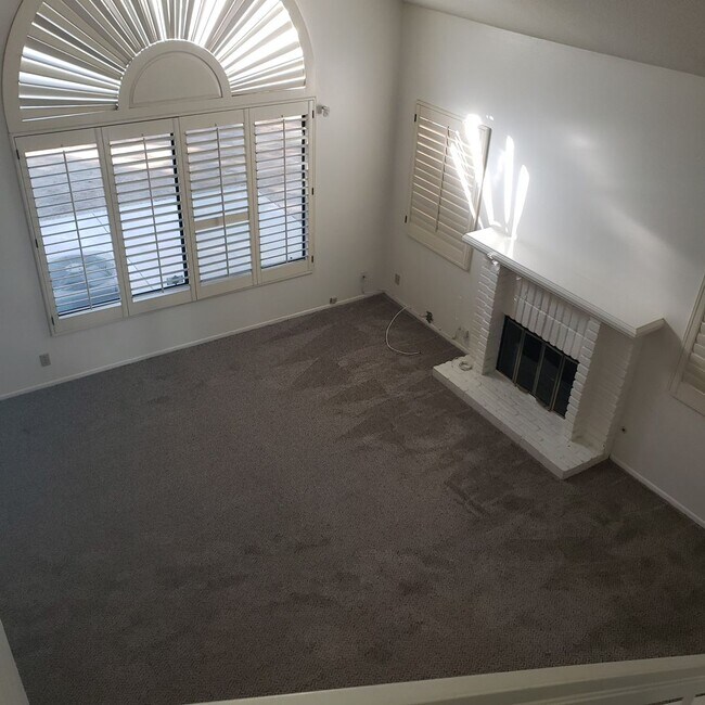 Building Photo - CANYON CREST - 2 Bedroom 2.5 Bath Townhouse