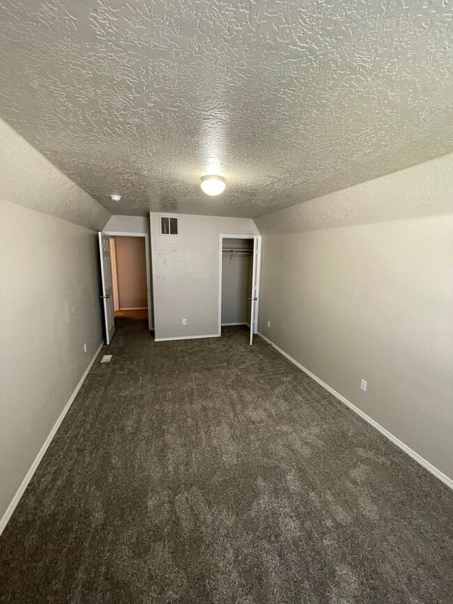 Building Photo - Ready Now / 4 Bed PLUS Large BONUS ROOM and 2.5 BA great spacious home!