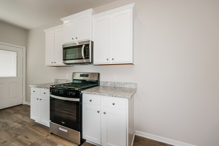 Building Photo - 16430 Honeysuckle Hl Dr