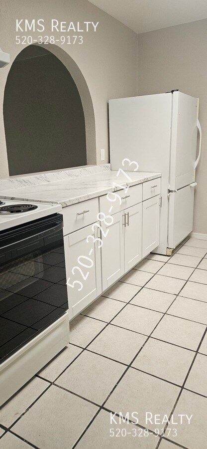 Building Photo - 1577 W Aztec Ct