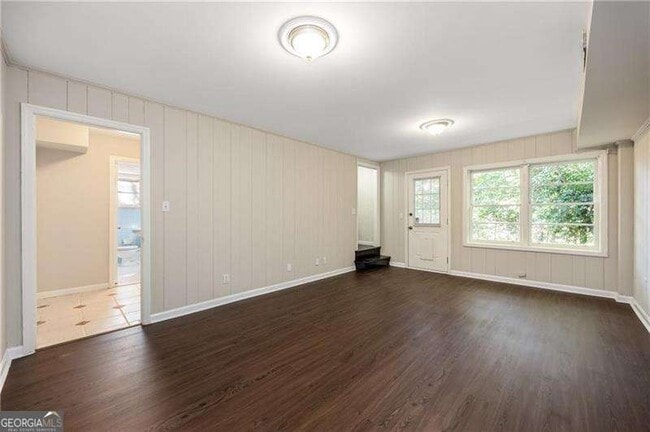 Building Photo - 535 Valley Ln NE