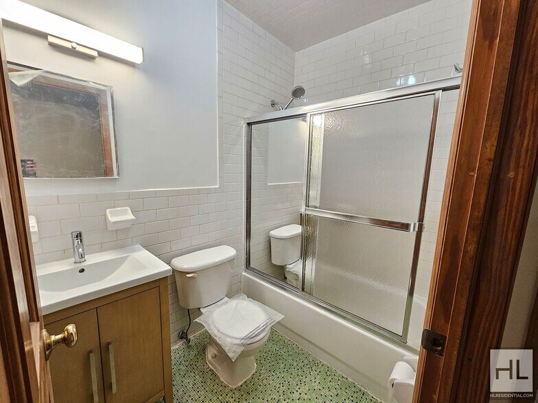 Building Photo - Renovated 1-Bedroom with Balcony | 2nd Floor | Prime Woodside/Sunnyside Location