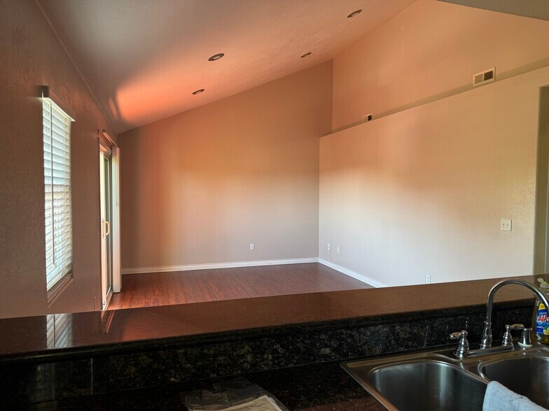 Living/Dining room with balcony - 4210 Thorn St