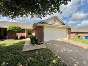 Building Photo - 3BR / 2BA Duplex in Hewitt, Texas | Midway...