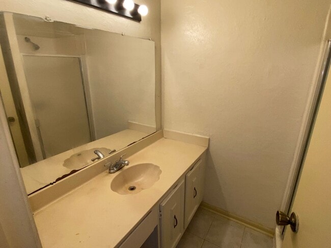 Building Photo - 4 Bedroom For Rent! $500 off the First mon...