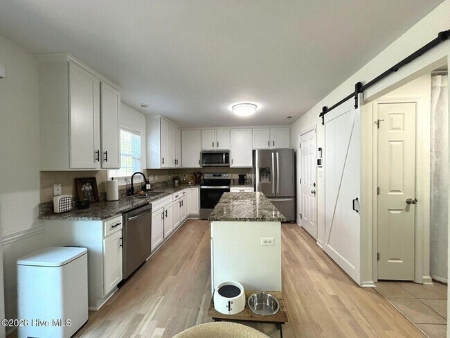 Building Photo - 561 Thorncliff Dr