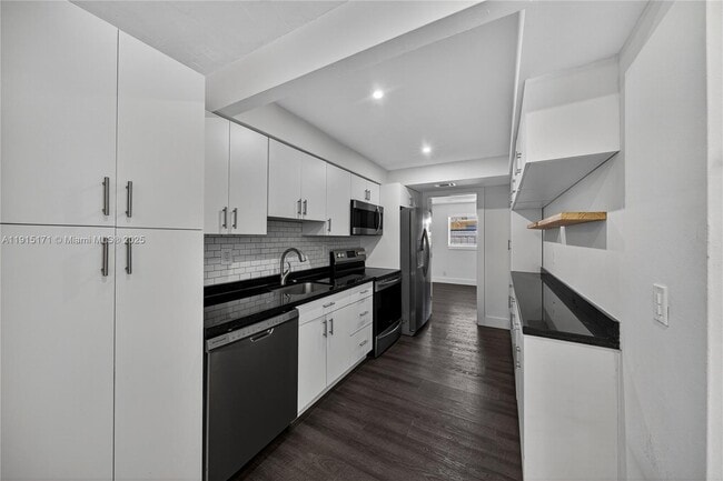 Building Photo - 924 NE 17th Terrace