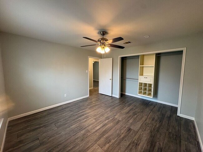 Building Photo - 400 Lakeside Dr