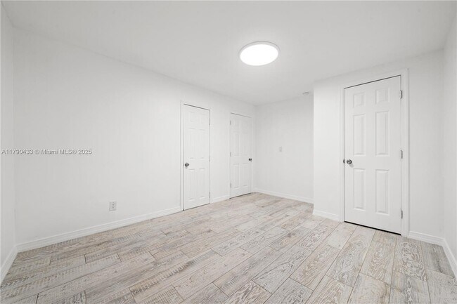 Building Photo - 1041 NE 9th Ave