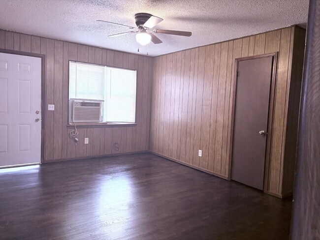 Building Photo - Three bedroom home in South OKC.