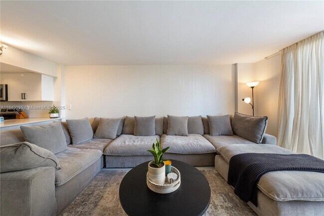 Building Photo - 540 Brickell Key Dr