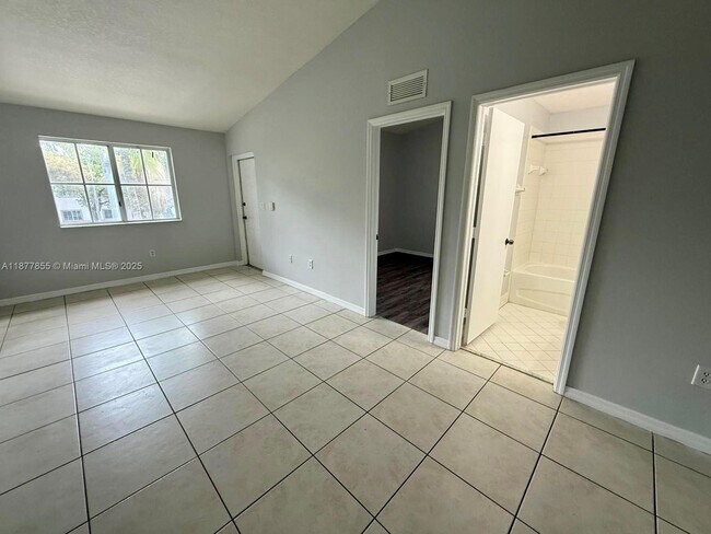 Building Photo - 2930 SE 13th Ave