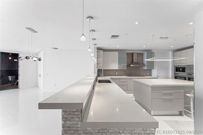 Building Photo - 5959 Collins Ave
