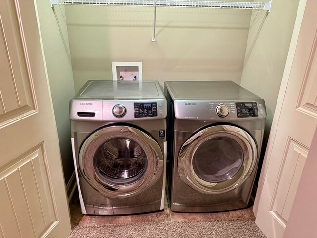 Building Photo - Luxury Townhouse! 2 Bed/2.5 Bath, 1 Car ga...