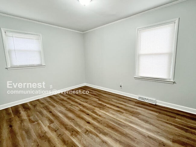 Building Photo - 708 Park Dr