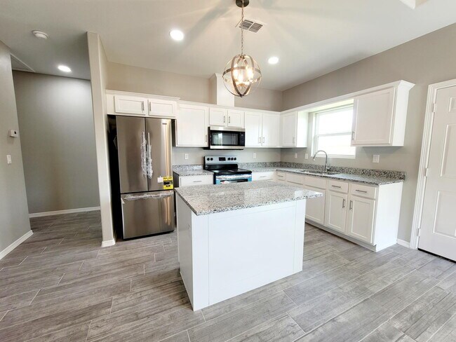 Building Photo - "Spacious 3-Bedroom Haven with Elegant Granite Touches in Weslaco!"