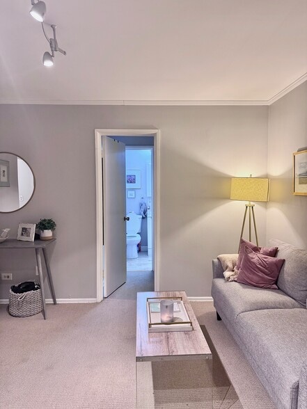 Building Photo - 426 W Barry Ave