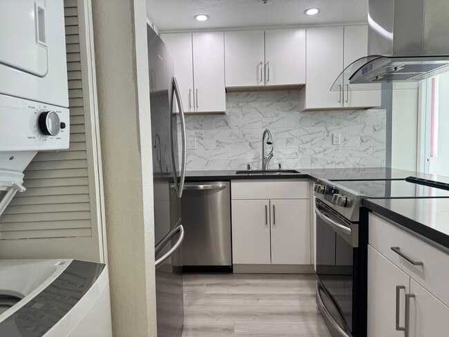 Building Photo - Newly Remodeled 1 Bed, 1 Bath Condo with O...