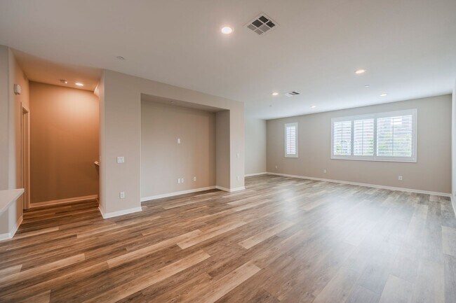 Building Photo - Beautiful Gardena Condominium in Gated Com...