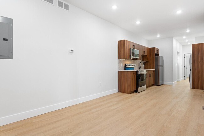 Building Photo - 116 E Huntingdon St