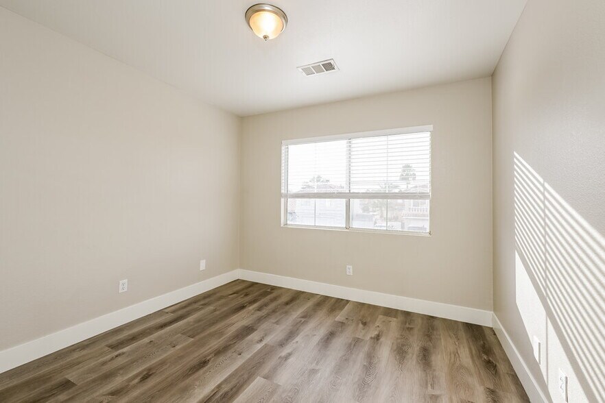 Building Photo - 1480 Silver Falls Ave
