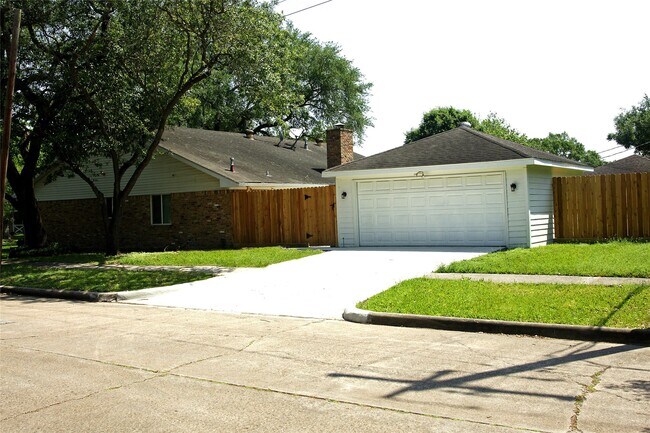 Building Photo - 6031 Cerritos Dr