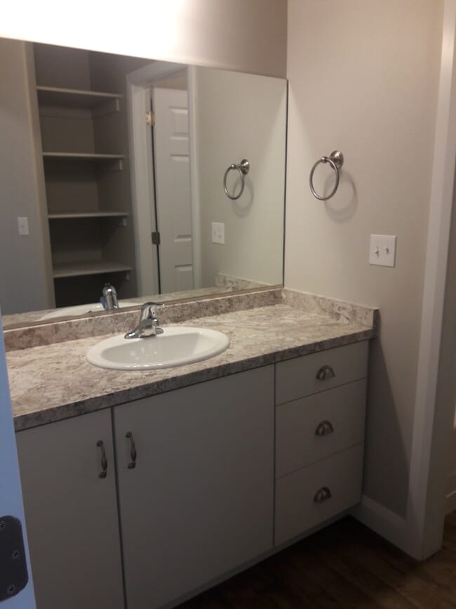 Building Photo - Move-In Discount --3 bed 2.5 bath - Newer townhome in the heart of Cedar City