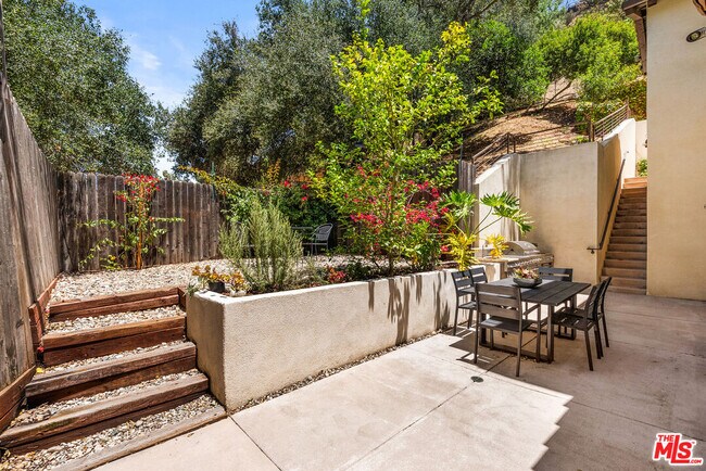 Building Photo - 8836 Wonderland Ave