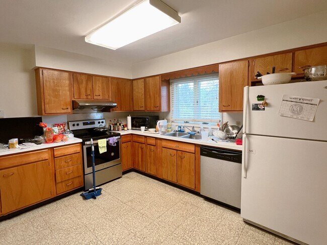 Building Photo - Well-maintained 4-bed, 2-bath Home in the WL School District