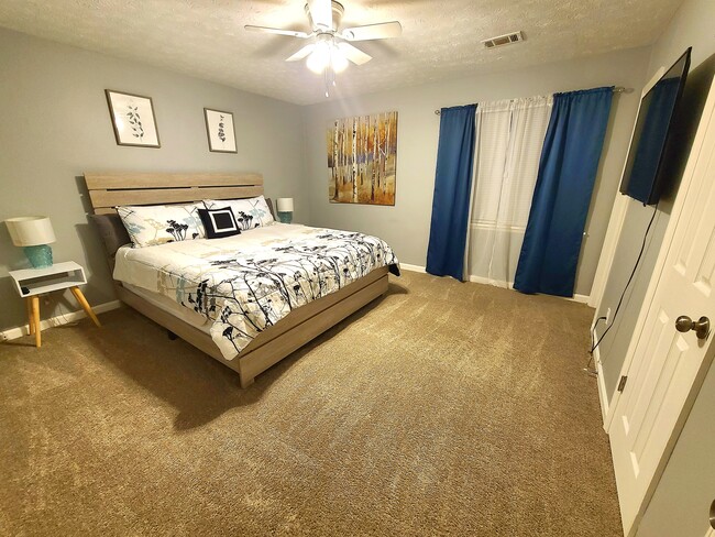 King Bedroom - 8672 Prather Dr