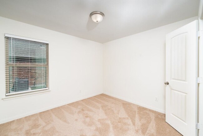Building Photo - 1215 Chapel Hill Dr
