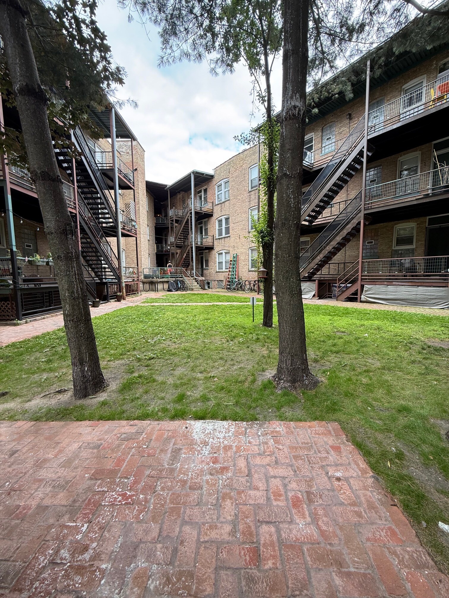 Building Photo - 5866 N Ridge Ave