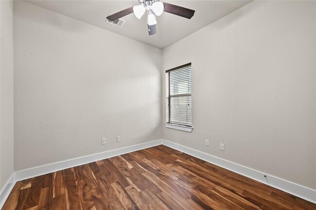 Building Photo - 1504 Lorraine Loop