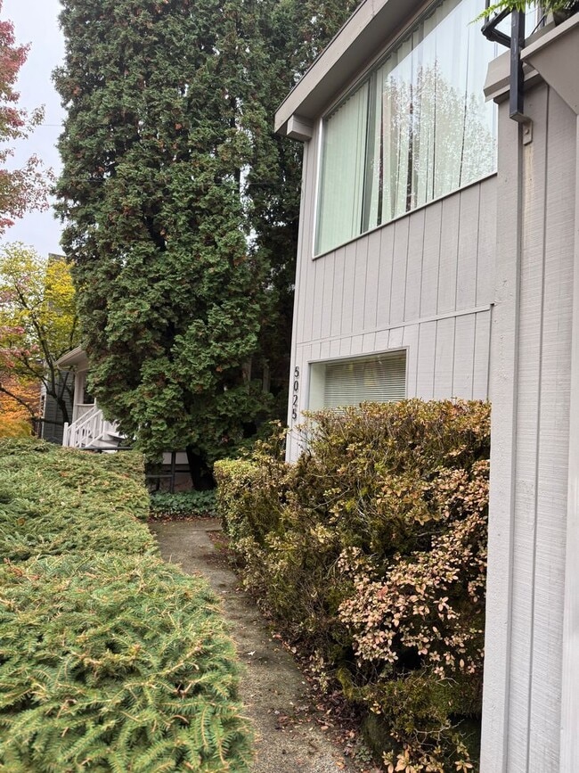 Building Photo - Spacious ground level 1br/1ba Apt with attached garage and washer/dryer in unit