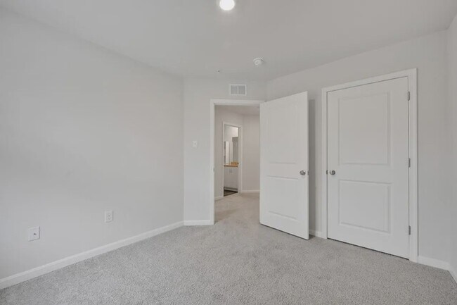 Building Photo - 130 Maple Run Dr