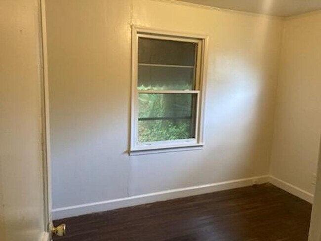 Building Photo - 2 Bedroom House